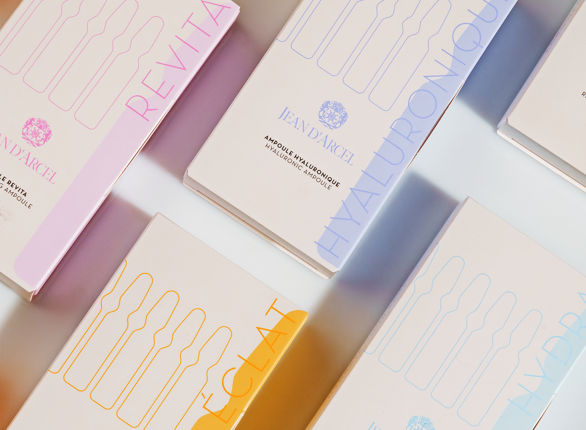 Verschiedene Ampullen in der Verpackung von JEAN D'ARCEL.