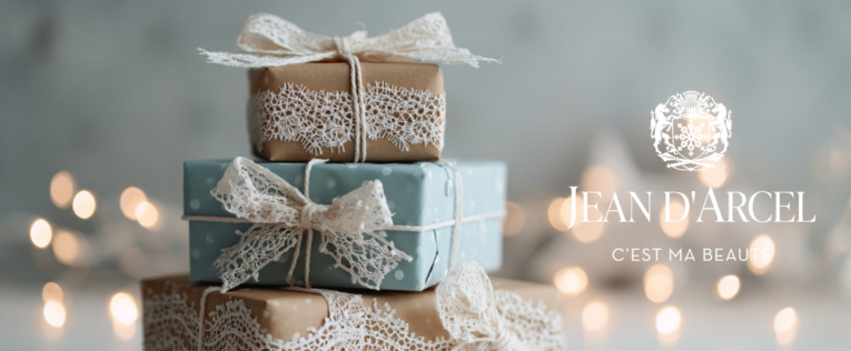 Vier lachende Frauen unterschiedlichen Alters vor hellem Hintergrund.