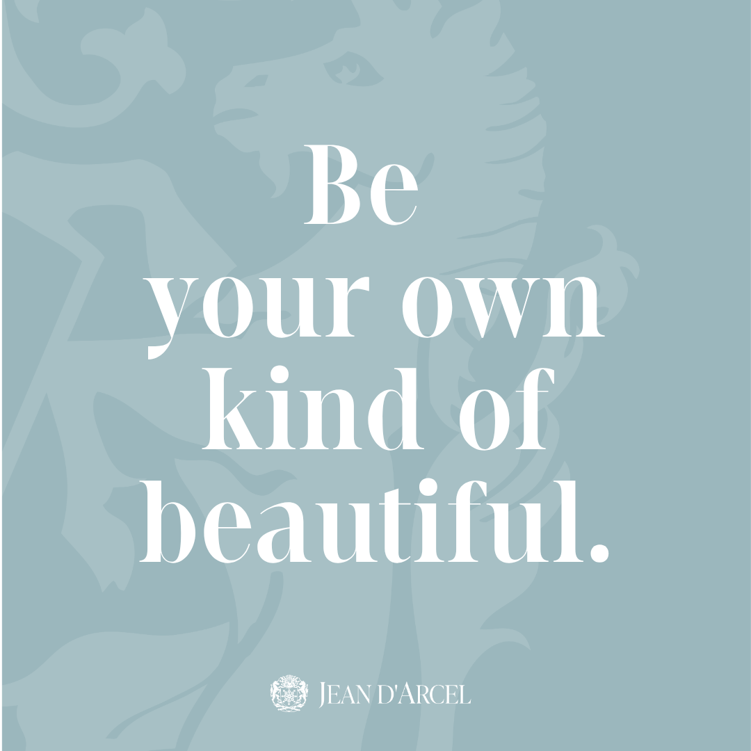 Junge Frau mit lockigen braunen Haaren präsentiert eine JEAN D'ARCEL Ampullenpackung.