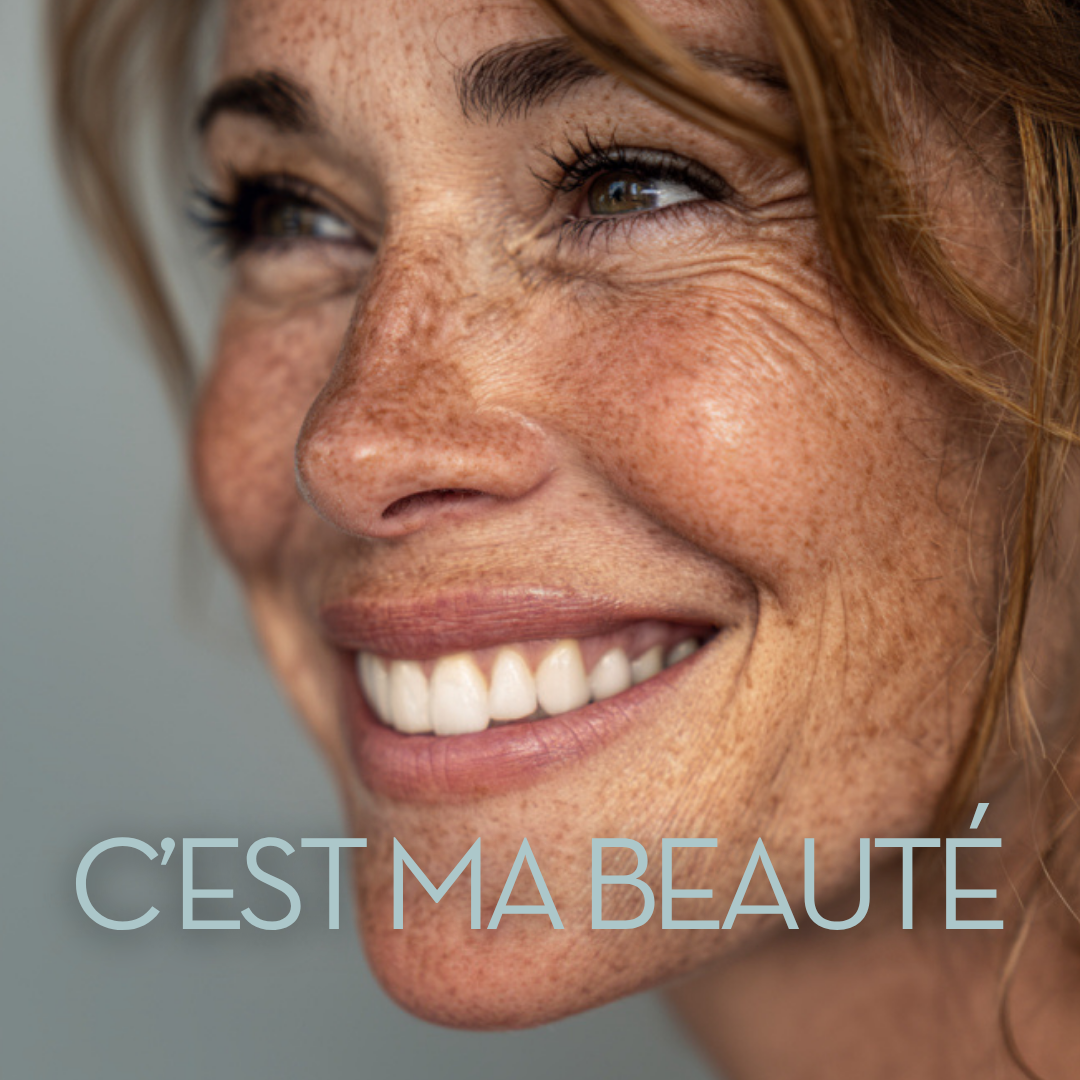 Nahaufnahme von unterschiedlichen Glasampullen auf zwei Mamor-Deko-Unterlagen.