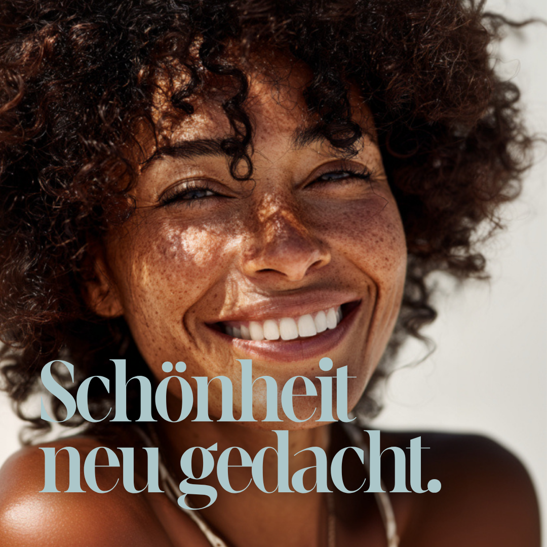 Sechs Ampullen mit transparenter Flüssigkeit in einer Reihe angeordnet vor hellem Hintergrund.